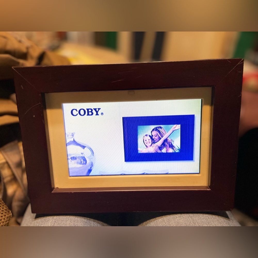 COBY electronic DP702 Digital Photo Frame